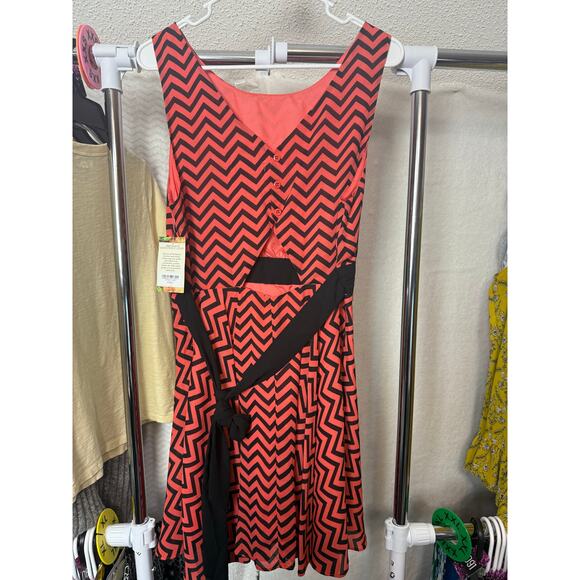 BN #25 NWT Klutch Size L Chevron Print Sleeveless Dress – Bold & Stylish - Picture 4 of 5